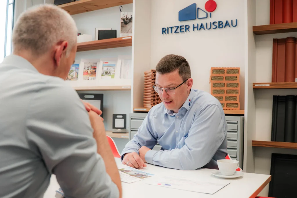 Mitarbeiter mit Firmen-Poloshirt im Kundengespräch