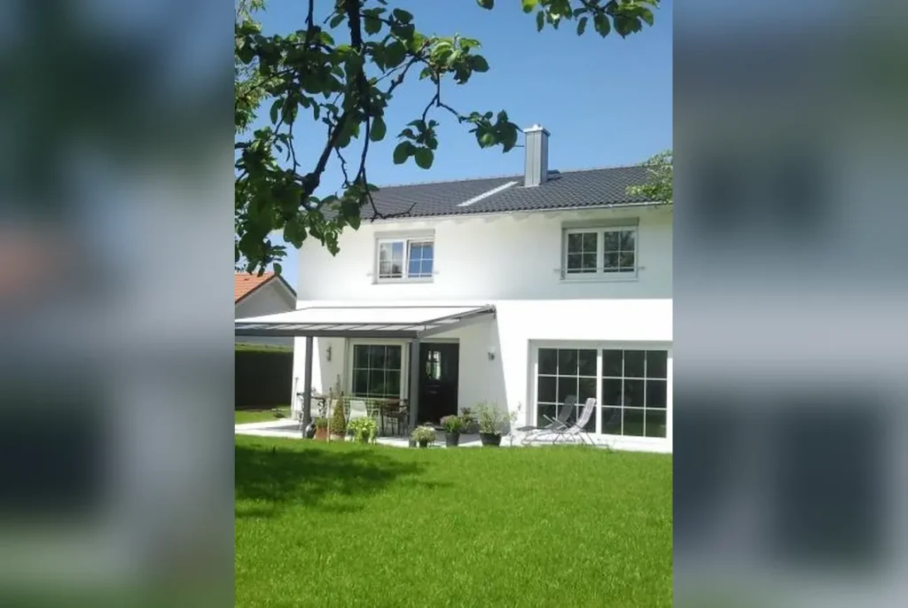Außenansicht des Einfamilienhauses in Gauting mit Garten und Terrasse
